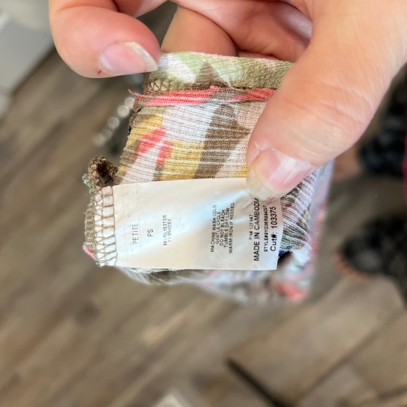 Juniper Lime Petite P Floral Print V Neck 3/4 Sleeve Pleated Top - Picture 6 of 6